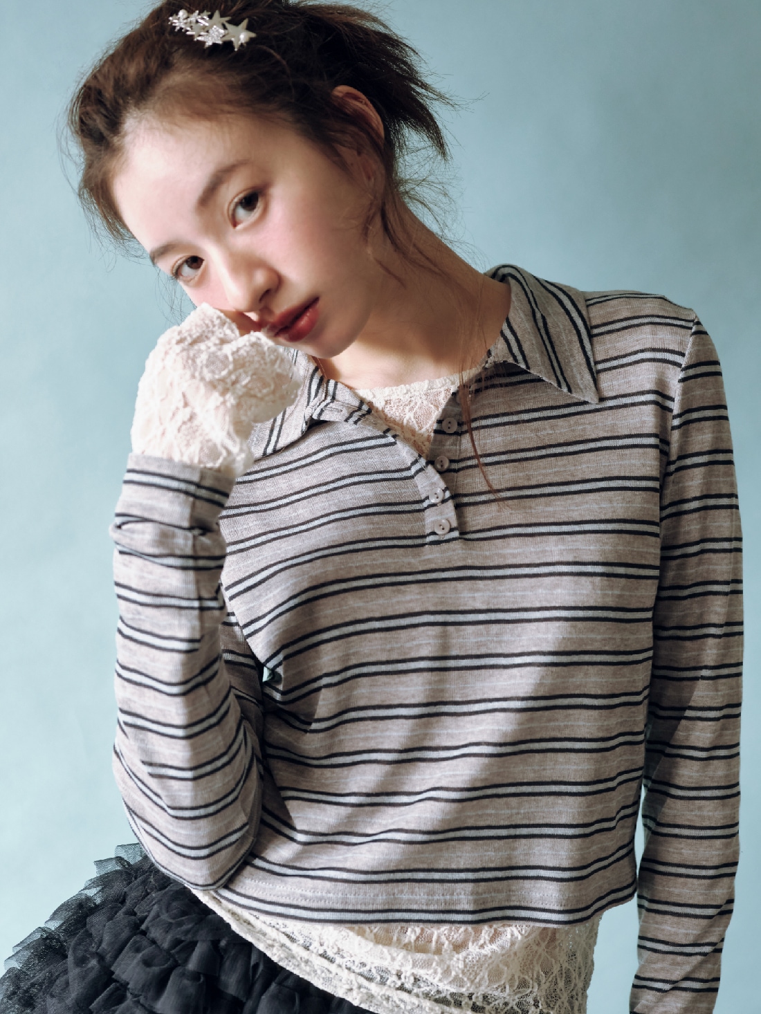 Tops 13,970yen と Skirt 17,930yen のスタイリング