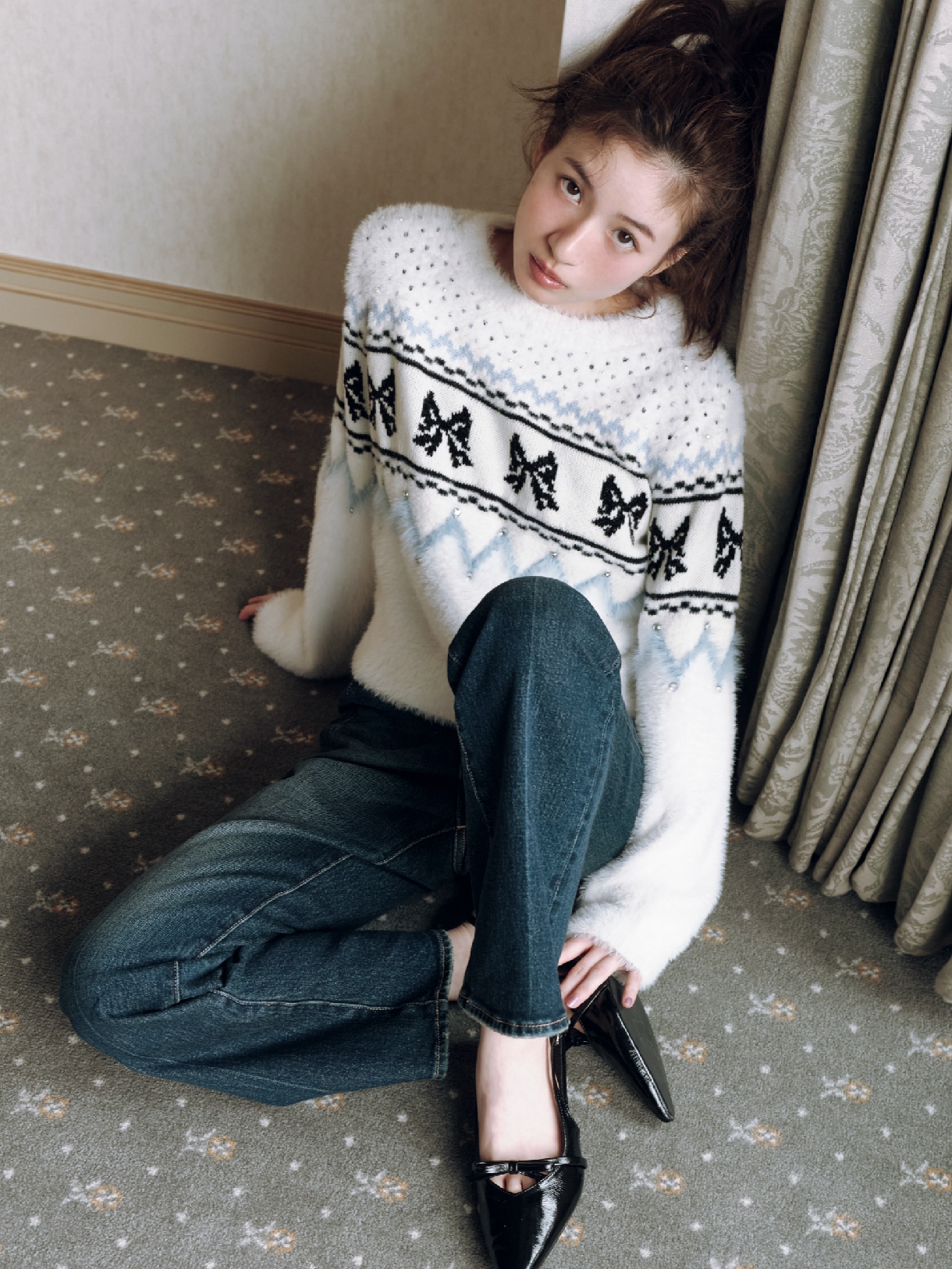 Knit tops 22,880yen と Pants 14,960yen のスタイリング