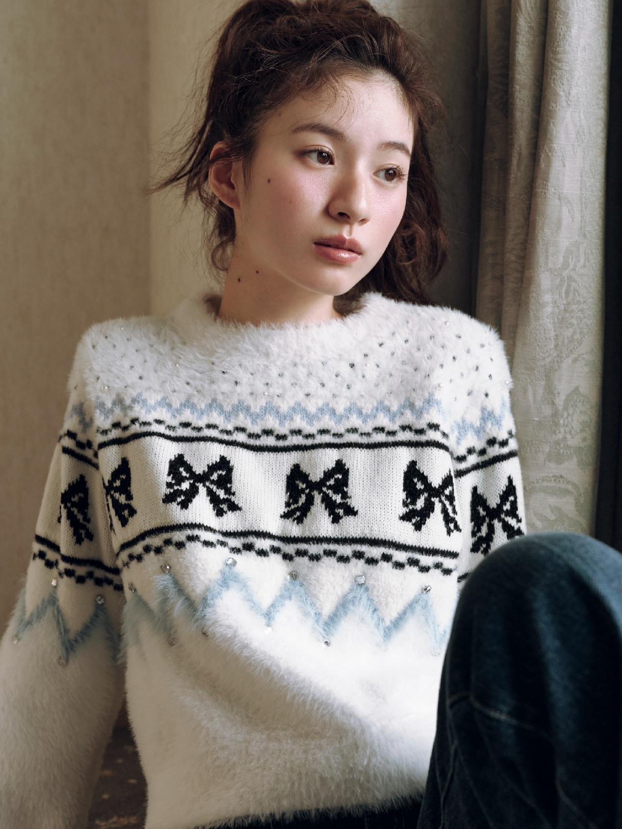 Knit tops 22,880yen と Pants 15,950yen のスタイリング