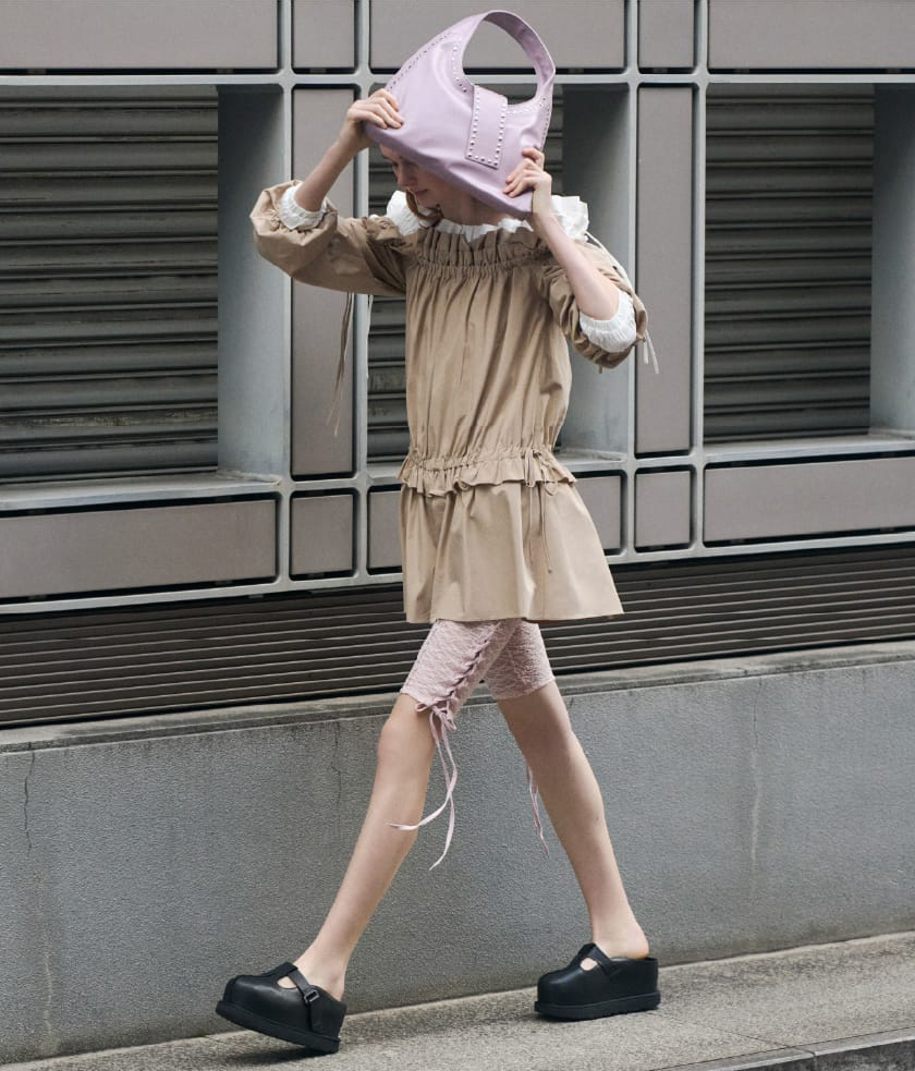 Rompers Pants Babushka Bagを着用したモデル