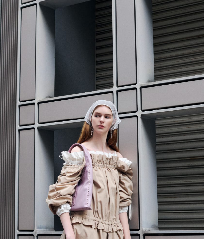 Babushka Bag Pierced Earringsを着用したモデル