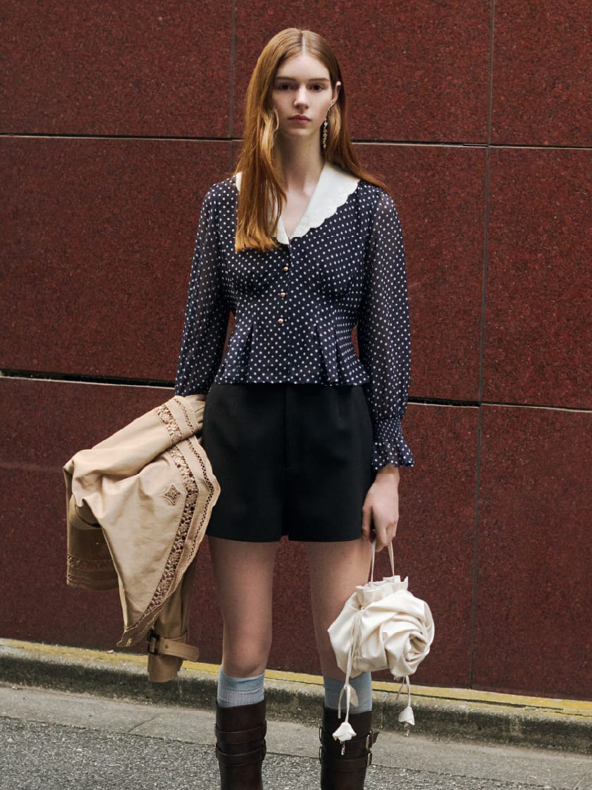 Blouse Pants Coat Pierced Earrings Socks Boots Bagを着用したモデル