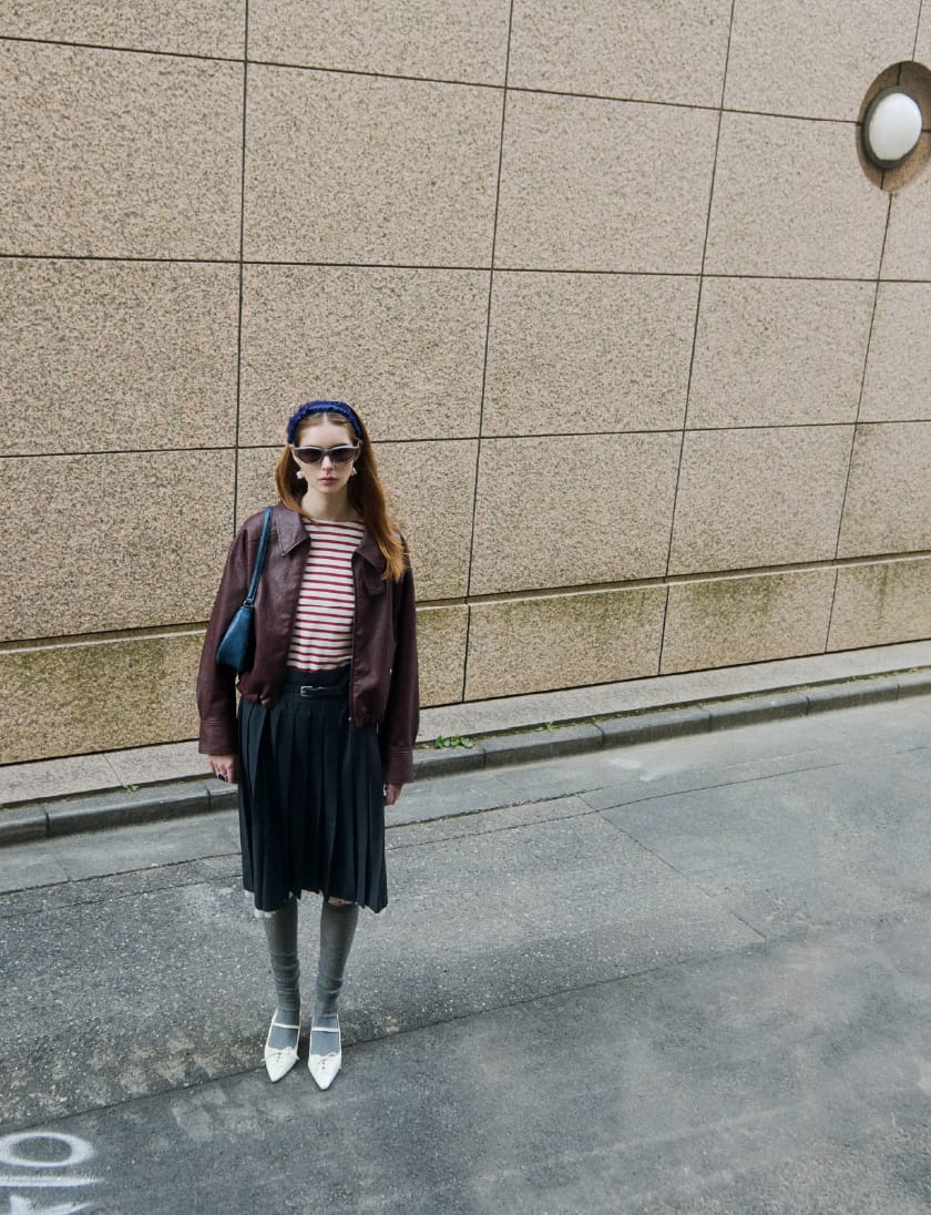 Blouson T-Shirt Skirt Hair Accessory Sunglasses Ring Socks Shoesを着用したモデル