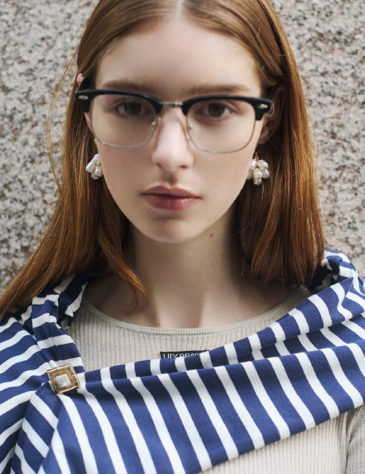 Glasses Pierced Earringsを着用したモデル