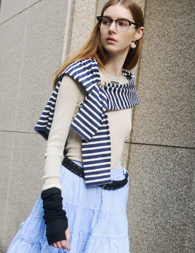 Knit Tops T-Shirt Skirt Belt Glasses Pierced Earrings Arm Warmerを着用したモデル