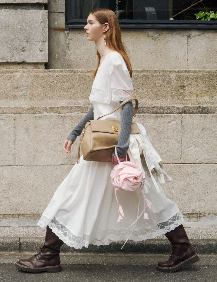 Dress Pierced Earrings Necklace Arm Warmer Blouse Bagを着用したモデル