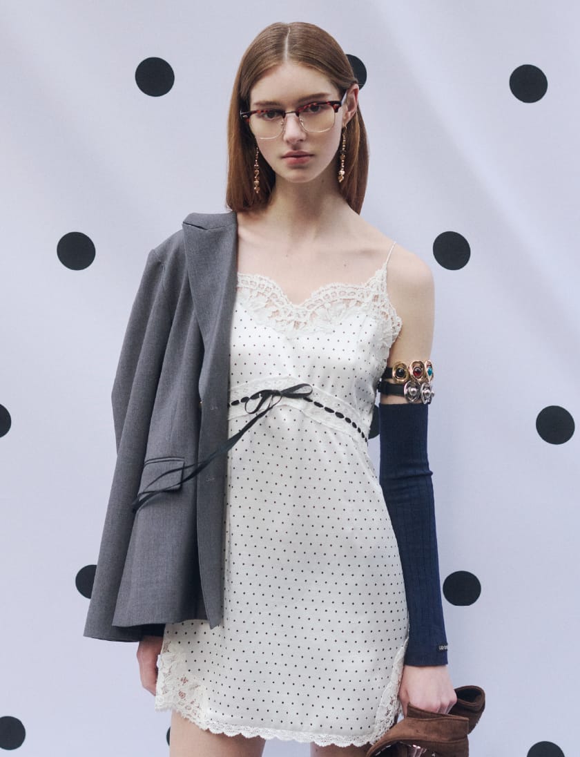 Jacket Dress Glasses Pierced Earrings Bangle Arm Warmer Bagを着用したモデル