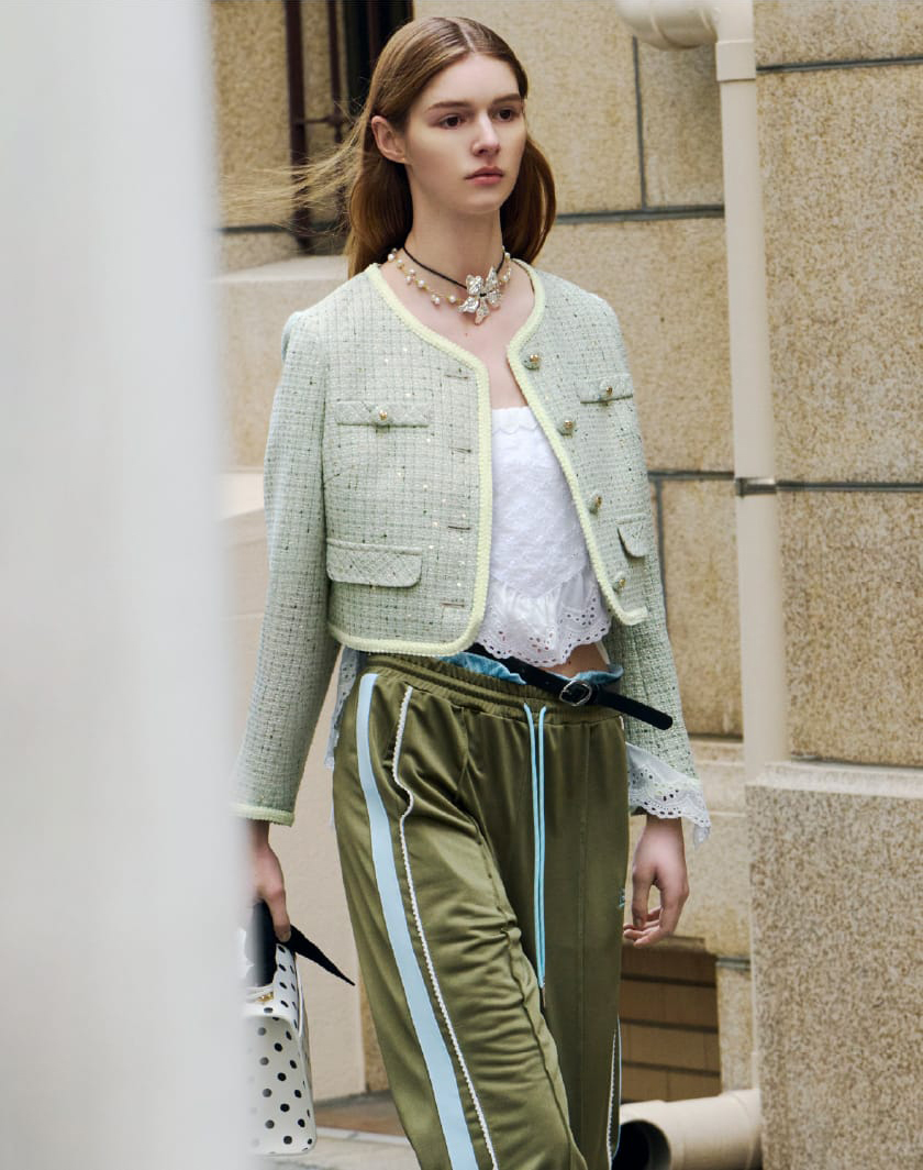 Jacket Bustier Pants Bag Necklaceを着用したモデル