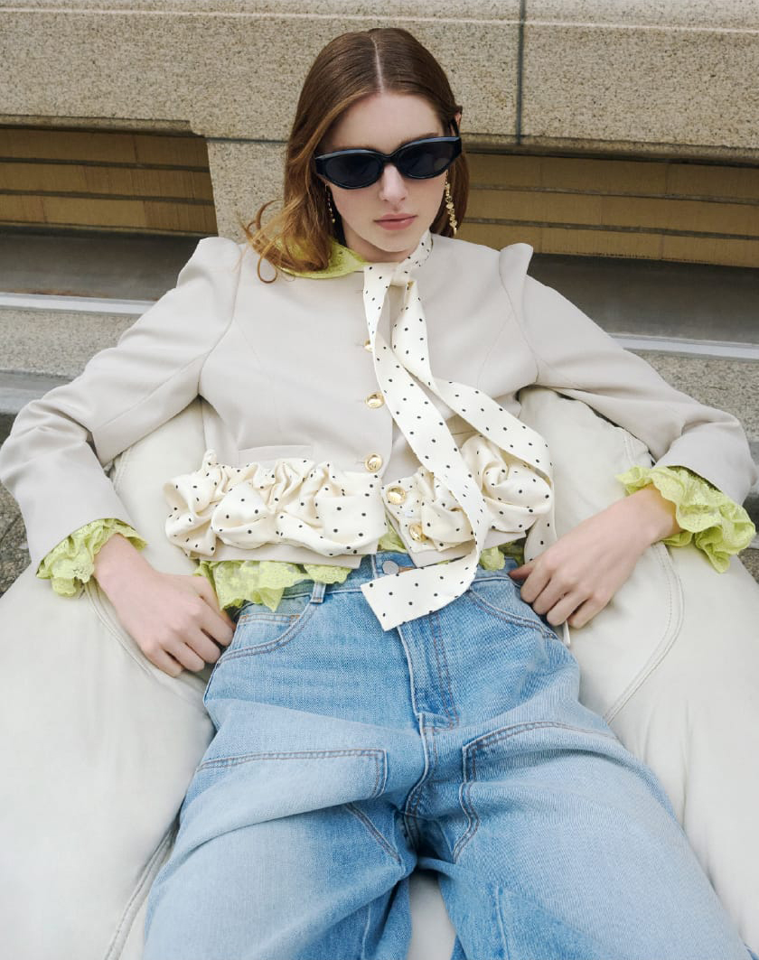 Jacket Bustier Pants Sunglasses Pierced Earringsを着用したモデル