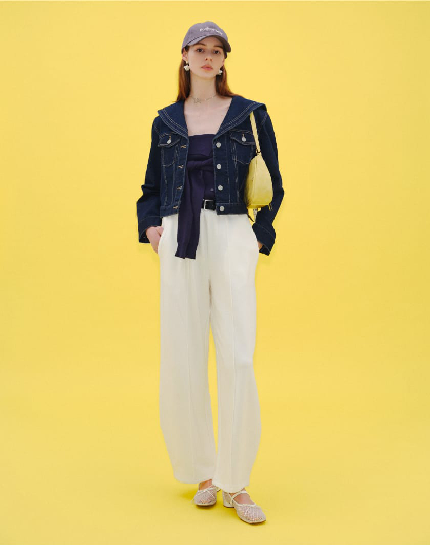 Jacket Bustier Pants Cap Bag Scarf Pierced earrings Necklace Shoesを着用したモデル