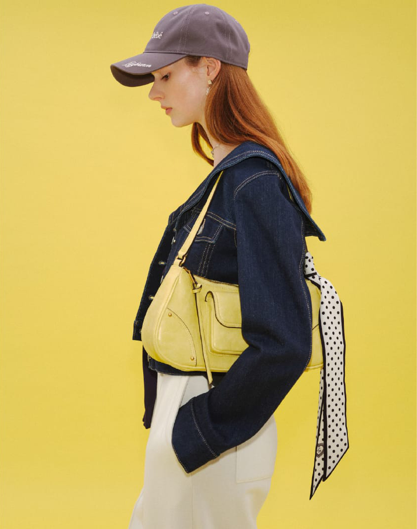 Jacket Bustier Pants Cap Bag Scarf Pierced earrings Necklace Shoesを着用したモデル