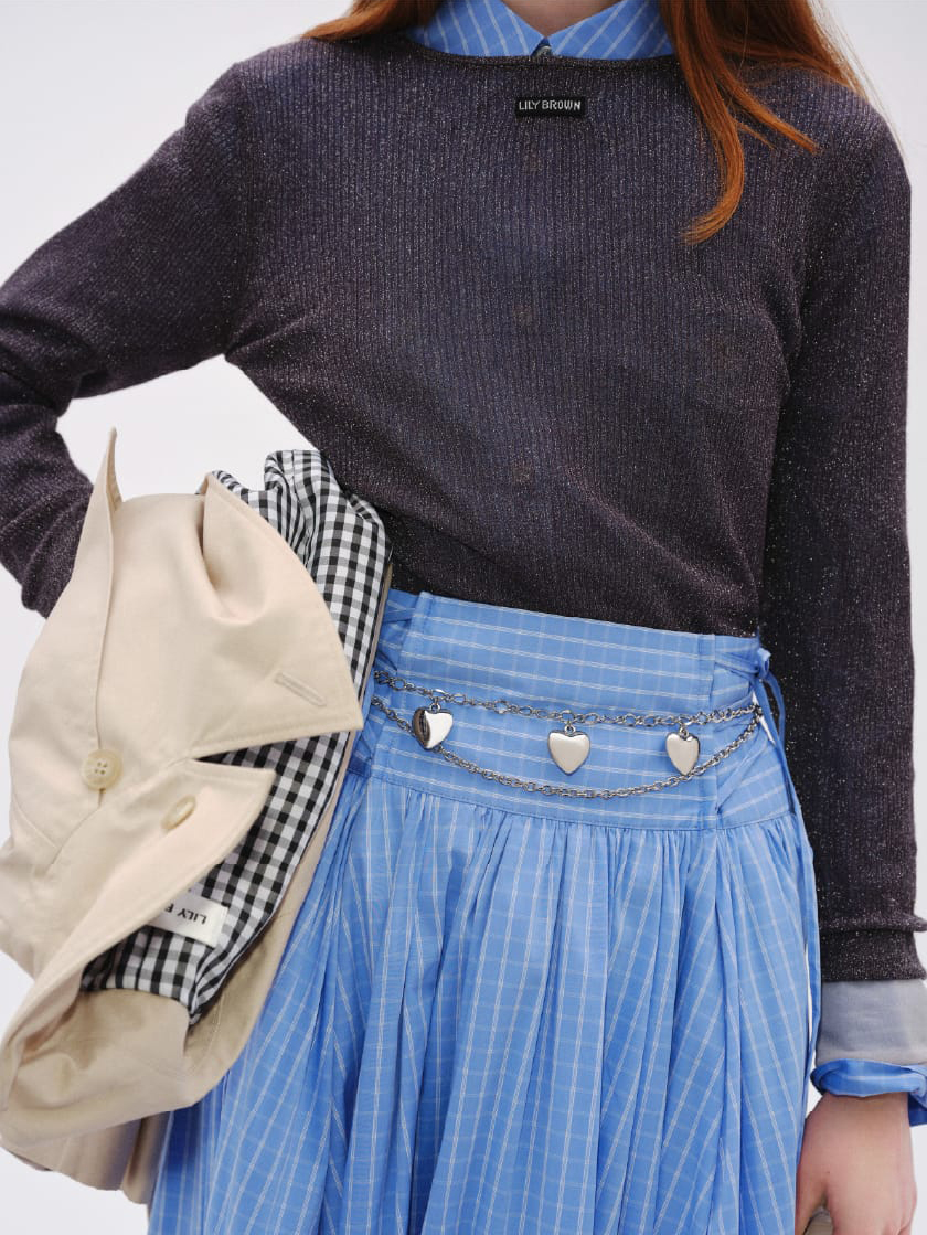 Knit Tops Shirt Coat Pierced Earrings Beltを着用したモデル