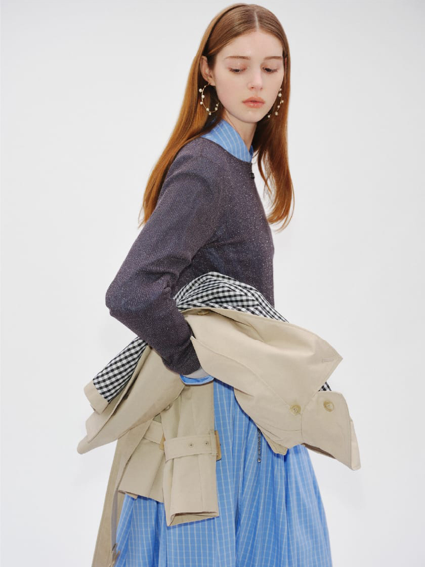 Knit Tops Shirt Coat Pierced Earrings Beltを着用したモデル