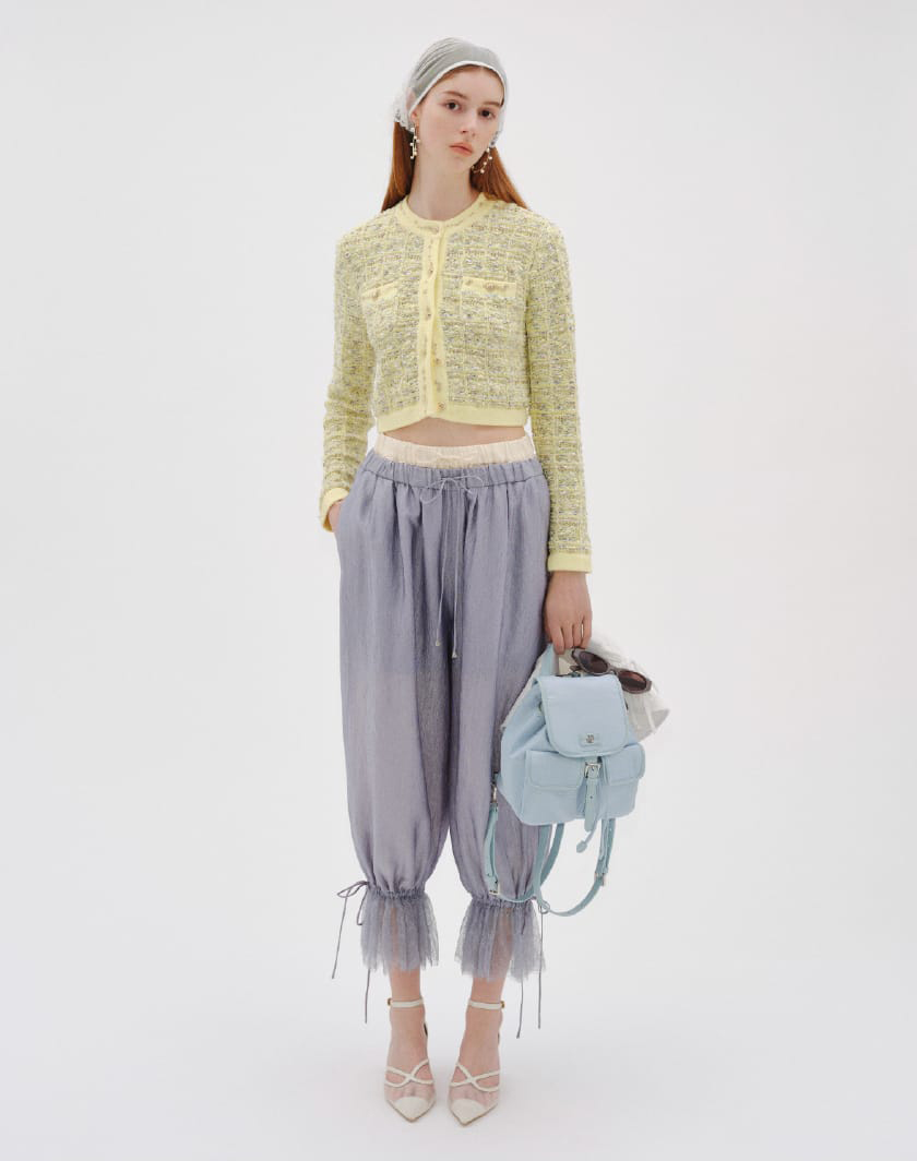 Cardigan Pants Babushka Pierced Earrings Bag Sunglasses Hat Shoesを着用したモデル