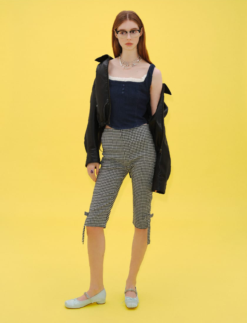 Blouson Bustier Pants Glasses Necklace Ring Shoesを着用したモデル