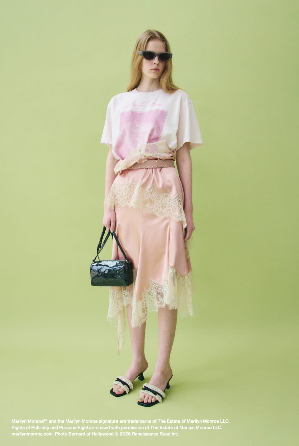 T-Shirt camisole Skirt Sunglasses Belt Bag Sandalsを着用したモデル